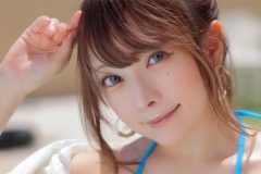 宮本彩希、プールサイドの爽やかスタイル