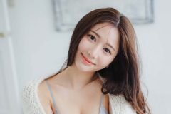 斎藤恭代、女神のような笑顔と美谷間