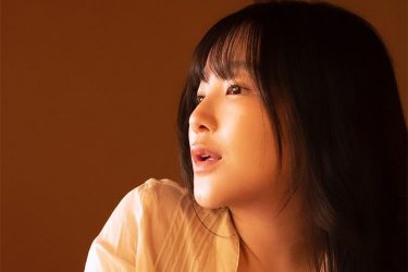 天木じゅん、はだけシャツの艶ショット