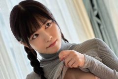 東雲うみ、深すぎる美谷間見せつけ