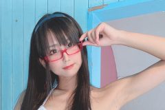 柳丸、メガネ姿＆変形ビキニのギャップ