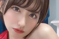 吉瀬結、誘惑の丸見えチラリ