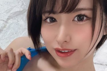 吉瀬結、大胆すぎる胸元でにっこり