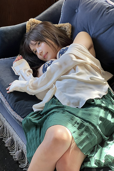 小日向ゆか、仰向けこんもりバストの画像2