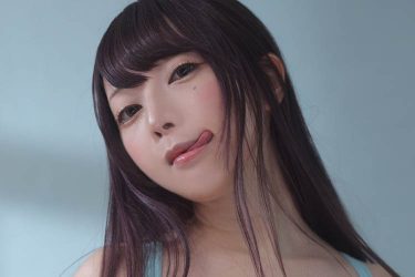 宮本彩希、魅惑の舌ペロと極上ボディ