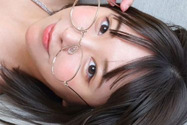 日向葵衣、メガネっ子のボイン