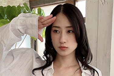 澄田綾乃、敬礼ポーズの美スタイル