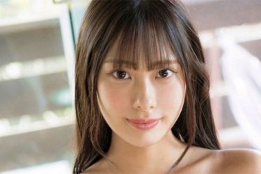 かやのりお、ひじ掛けにまたがる艶ガール