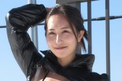 渚、爽やかな黒ビキニショット