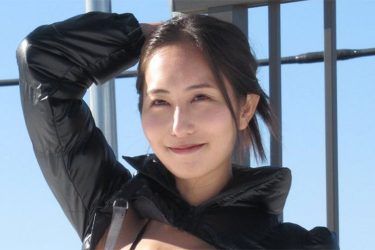 渚、爽やかな黒ビキニショット