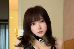 山吹りょう、欲望に抗えない開脚ショット