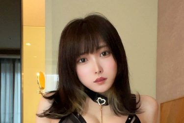 山吹りょう、欲望に抗えない開脚ショット