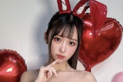 真島なおみ、魅惑の下半身チラリ