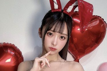 真島なおみ、魅惑の下半身チラリ