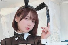 けんけん、極小ビキニの「逆バニー」