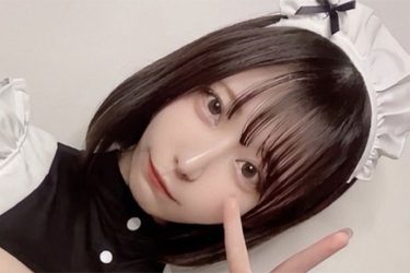 小日向結衣、陽気な帯ブラメイド