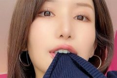 琴井ありさ、くわえチラリで誘惑