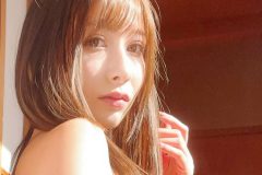 百合川サシャ、光々しいランジェリー美女