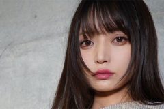 似鳥沙也加、黒ゴム引っ張り…極上の美脚