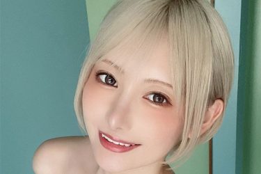 篠崎こころ、絶妙アングルの美谷間