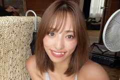 高梨瑞樹、ゆるゆるの胸元