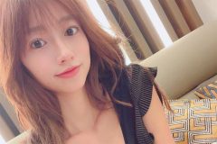 大貫彩香、微笑みの美谷間