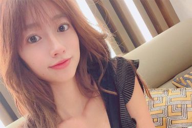 大貫彩香、微笑みの美谷間