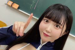 もものすけ、教室で衝撃の極小ビキニ