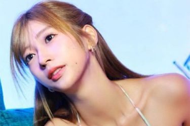 大貫彩香、しなやかな寝転びショット