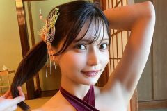 似鳥沙也加、和室で大胆変形水着姿