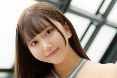 もものすけ、変形水着のグラマラスボディ