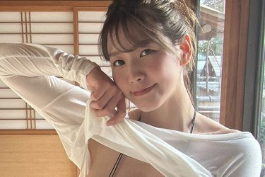 夏来唯、大胆めくり上げショット