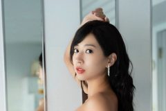 大貫彩香、黒ランジェリー美女
