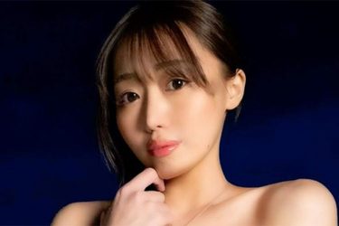 桃々さや、色っぽ眼帯変形ビキニ