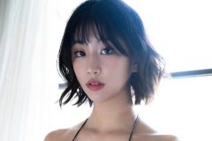 篠塚みあ、ハミパイ＆ローライズの大胆グラビア