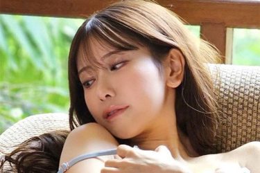 名取くるみ、ブラ紐ずらしの誘惑