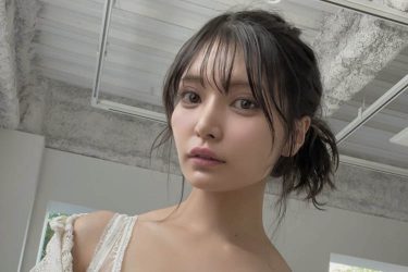 似鳥沙也加、大開放のガーリー美谷間