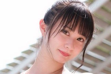 有村果夏、変形水着で大胆ポーズ