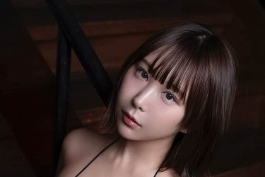 日向葵衣、ほぼ丸出しのY字ランジェリー