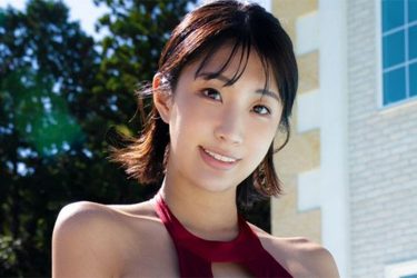 篠塚みあ、変形水着のグラマラスボディ