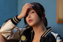 いくみ、素肌にスカジャンのクールな美谷間