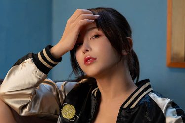 いくみ、素肌にスカジャンのクールな美谷間