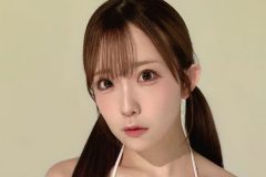 大河もも、すごい面積のビキニショット