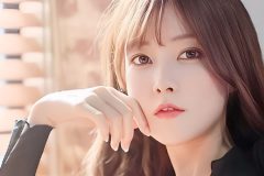 藤白ちらり、美白ボディを大胆チラリ