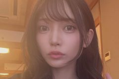 似鳥沙也加、魅惑の谷間とピースサイン