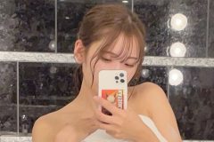 紅羽りお、危険なタオル一枚自撮り