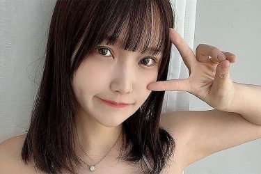 世良ののか、純白たわわでピースサイン