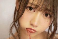 篠原みなみ、大胆な歯磨き中の彼女