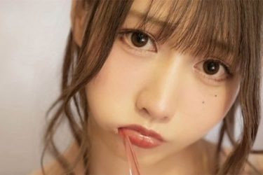 篠原みなみ、大胆な歯磨き中の彼女