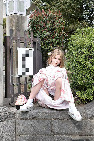 紅羽祐美、道端で着物M字の画像2